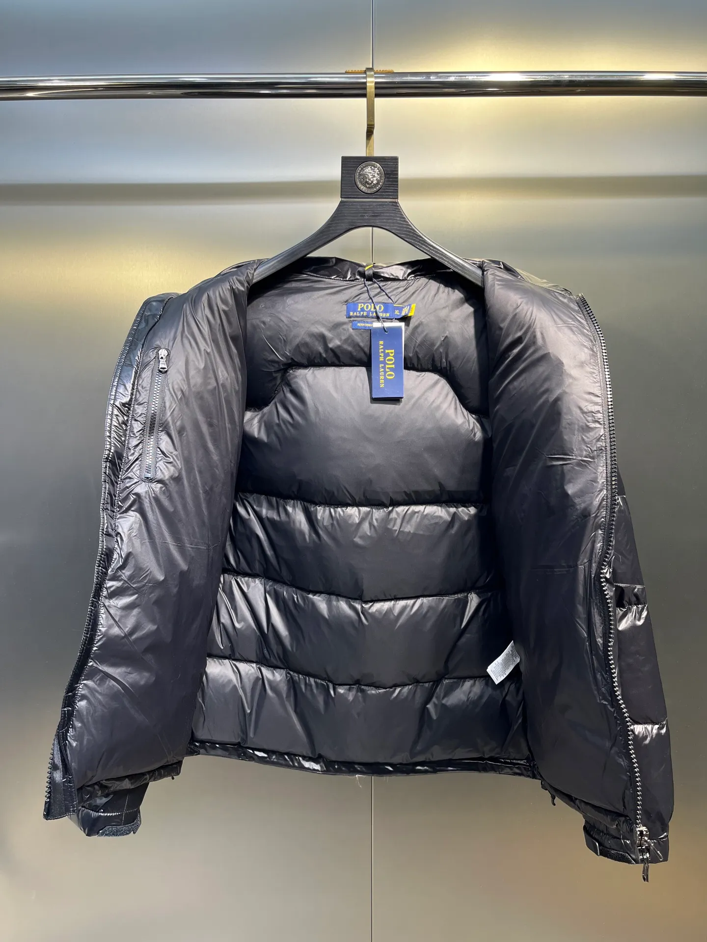 P980 Ralph Lauren polo unisex matte down jacket. Ralph is going crazy this year. The upper body fabric of major internet celebrities has a double-layer shin feel, which is full of weight! It's not as heavy as a regular jacket, and the ordinary cotton material feels really different. This one is super comfortable, soft and stylish, and has a green plaid interior that has a retro movie fashion feel! ✅Original custom-made 40D plaid four-level waterproof fabric, waterproof and anti-static fabric, exclusively using the original single-layer fabric method. The use of single-layer fabric has tested that the fabric and down must meet the standards to prevent velvet running, and ensure the feel and bulkiness. The interior is made of nylon double-layer sealing design, which will not cause any velvet running phenomenon. The adjustable hem with built-in drawstring buckle can prevent wind and cold. ✅ Silhouette jacket The upper body shape is super good, and the LOGO design on the chest is prominent. It is a style highly recommended by foreign bloggers. ✅Original original data layout, coordinated, loose, warm, fashionable, real original internal data, tolerant version. ✅Imported Behringer embroidery machine, custom-made 10,000-needle electric embroidery, using imported No. 7 needles, imported embroidery thread, ensuring that each word is full, three-dimensional and clear, and can be called the most expensive embroidery logo. ✅It is filled with national standard 80% white duck down, which has better thermal insulation performance, is light and not heavy, and has good fluff recovery after compression! ✅RDS certified high-quality 700 high fluffy white duck down filling ✅The zipper is customized from the Yoshida RL factory, with clear engravings and perfect and smooth texture ✅Accessories and buttons are all developed using the original version The fit is loose but not baggy. The size is just right and not picky. The dropped shoulder design modifies the shoulders without making them look bulky. This silhouette is a style that will never go out of style. The upper body is also very durable and recognizable. The loose and reasonable fit can be worn by both men and women. It is easy to create a clean and refreshing youthful look. Size: S M L XL XXL